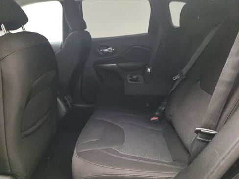 Used 2019 Jeep Cherokee Latitude w/ Popular Appearance Group FWD image 18