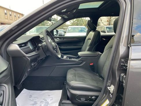 New 2025 Jeep Grand Cherokee Altitude image 21