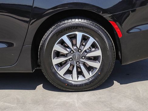 Used 2022 Chrysler Pacifica Touring-L FWD image 10