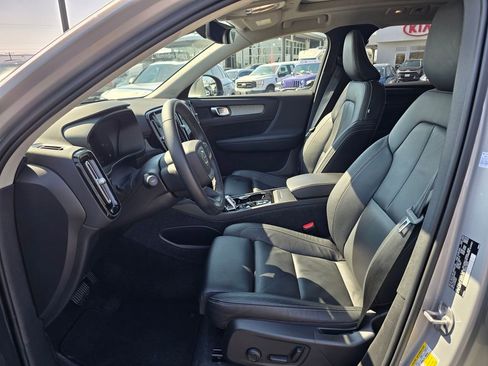 Used 2023 Volvo XC40 B5 Plus image 21