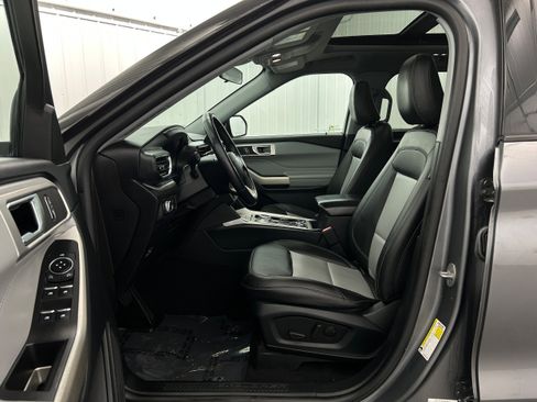 Used 2022 Ford Explorer XLT w/ Equipment Group 202A image 4