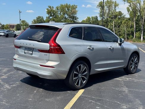 Used 2022 Volvo XC60 B5 Momentum w/ Advanced Package image 3