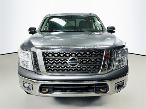 Used 2018 Nissan Titan SV image 4