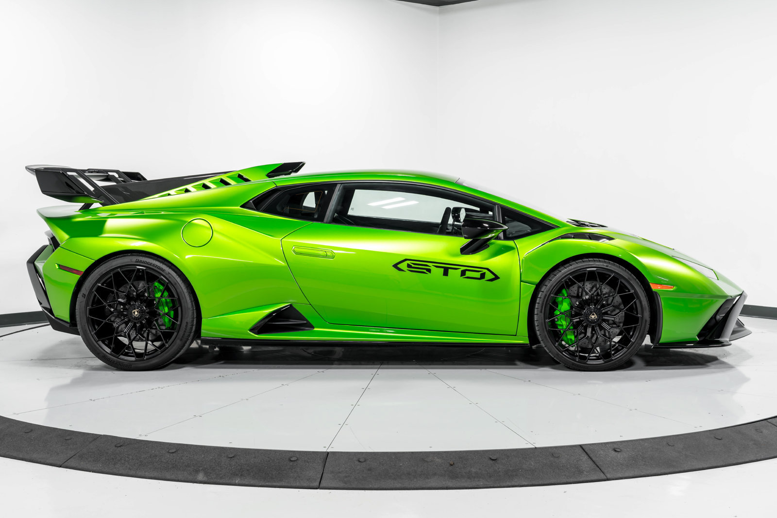 Used 2023 Lamborghini Huracan STO RWD image 2