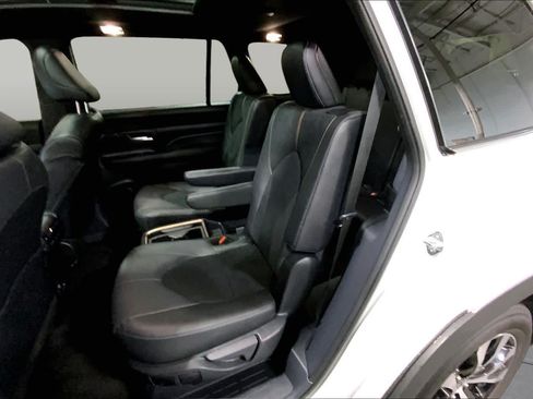 Used 2025 Toyota Grand Highlander AWD Hybrid image 21