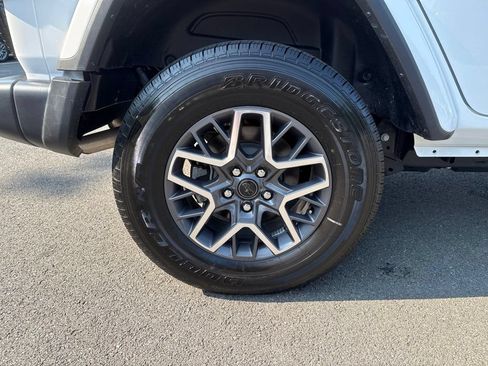 Used 2026 Jeep Wrangler Unlimited Sahara AWD/4WD image 9