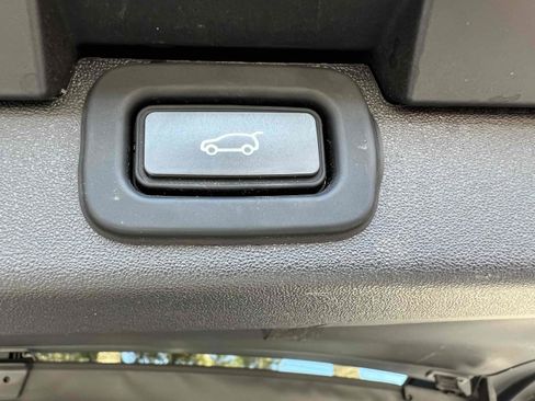 Used 2021 Land Rover Discovery S R-Dynamic image 11