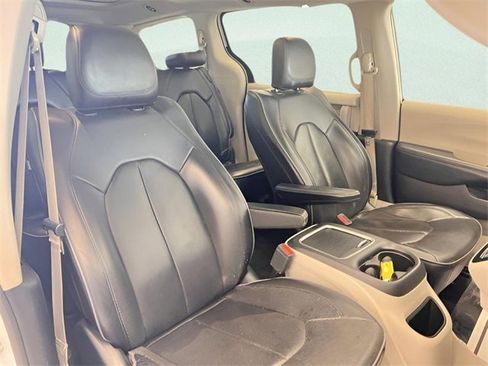 Used 2019 Chrysler Pacifica Limited image 15