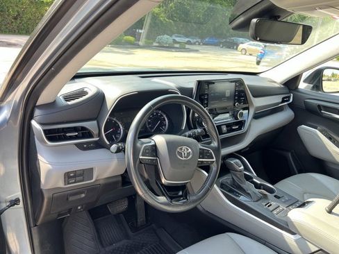 Used 2021 Toyota Highlander XLE AWD/4WD image 10