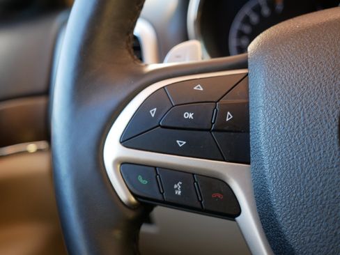 Used 2017 Jeep Grand Cherokee Limited w/ Luxury Group II image 28