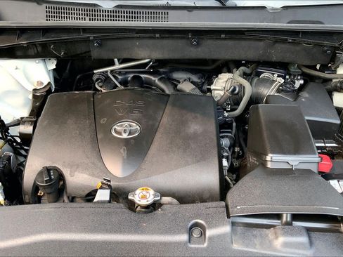 Used 2018 Toyota Highlander XLE AWD/4WD image 32