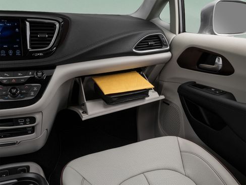 Used 2018 Chrysler Pacifica Limited FWD image 40