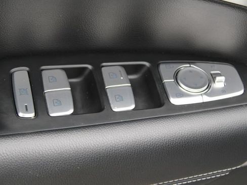 Used 2022 Genesis G70 2.0T RWD image 11