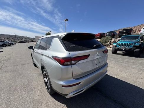 Used 2024 Mitsubishi Outlander 4WD Plug-In Hybrid image 3