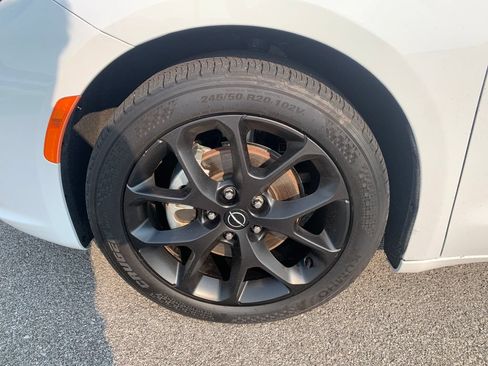 Used 2025 Chrysler Pacifica Limited FWD image 2