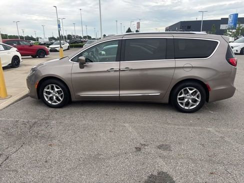 Used 2017 Chrysler Pacifica Touring-L Plus w/ Tire & Wheel Group FWD image 21