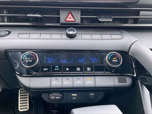 Used 2025 Hyundai Elantra SEL image 30