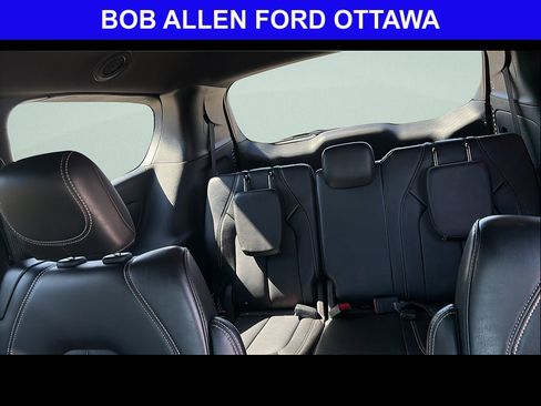 Used 2025 Chrysler Pacifica Select FWD image 15