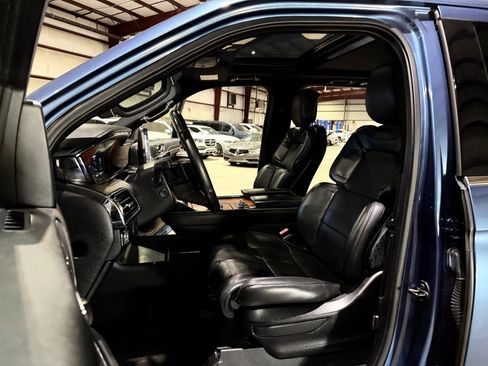 Used 2019 Lincoln Navigator Select w/ Technology Package RWD image 14