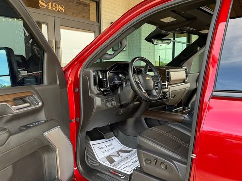Used 2024 Chevrolet Silverado 2500 High Country w/ Technology Package AWD/4WD image 2