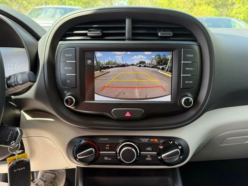Used 2025 Kia Soul LX w/ LX Technology Package FWD image 6