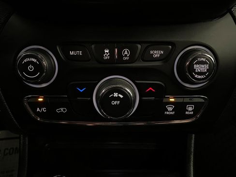 Used 2020 Jeep Cherokee Latitude Plus w/ Cold Weather Group image 25