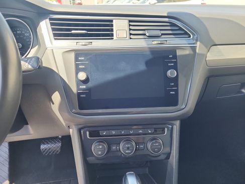 Used 2020 Volkswagen Tiguan SE image 12