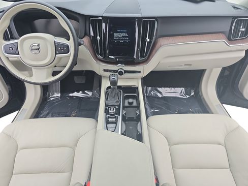 Used 2021 Volvo XC60 T5 Momentum w/ Premium Package image 9