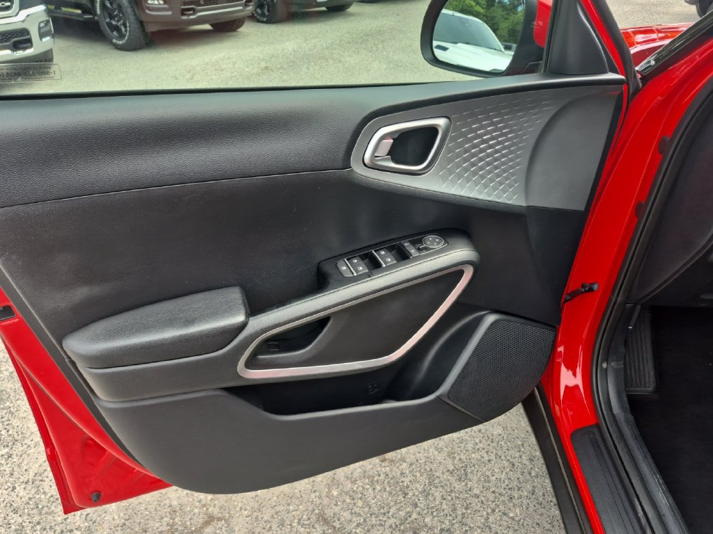 Used 2025 Kia Soul LX w/ LX Technology Package FWD image 16