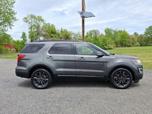 Used 2017 Ford Explorer XLT w/ Equipment Group 202A AWD/4WD image 7