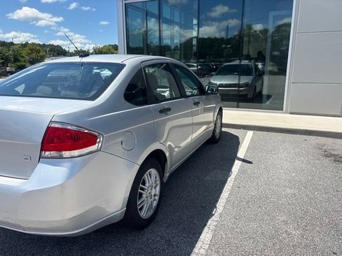 Used 2010 Ford Focus SE FWD image 9