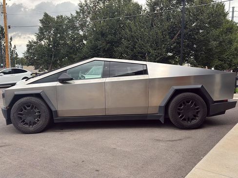 Used 2024 Tesla Cybertruck AWD Crew Cab image 5