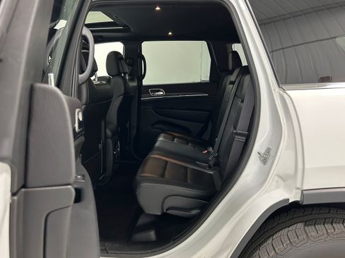 Used 2020 Jeep Grand Cherokee Limited w/ Premium Lighting Group AWD/4WD image 32