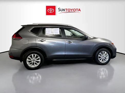 Used 2018 Nissan Rogue SV image 2