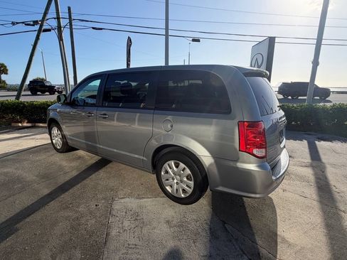 Used 2018 Dodge Grand Caravan SE w/ UConnect Hands-Free Group FWD image 5