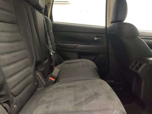 Used 2020 Mitsubishi Outlander SE FWD image 19
