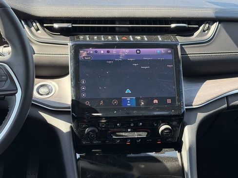 Used 2023 Jeep Grand Cherokee Limited w/ Luxury Tech Group II image 10