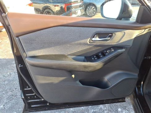 Used 2023 Nissan Rogue SV image 12