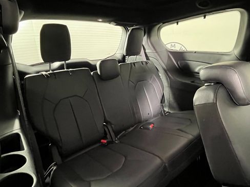 Used 2019 Chrysler Pacifica Touring-L image 25