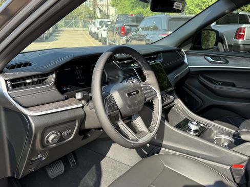 New 2025 Jeep Grand Cherokee Limited w/ Black Appearance Package image 16