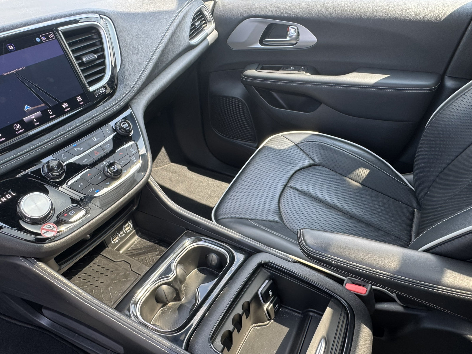 Used 2025 Chrysler Pacifica Limited FWD image 32
