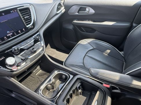 Used 2025 Chrysler Pacifica Limited FWD image 32