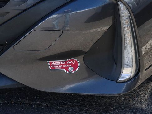 Used 2022 Toyota Prius Prime XLE FWD image 4