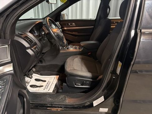 Used 2018 Ford Explorer XLT image 7