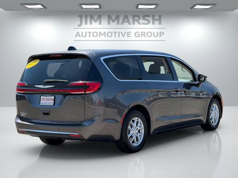 Used 2023 Chrysler Pacifica Touring-L FWD image 6
