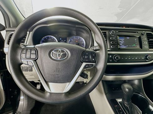 Used 2019 Toyota Highlander LE image 11