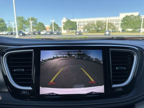 Used 2023 Chrysler Pacifica Touring-L FWD image 18