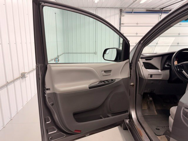 Used 2017 Toyota Sienna L FWD image 13