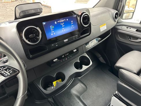 Used 2025 Mercedes-Benz Sprinter 2500 image 21