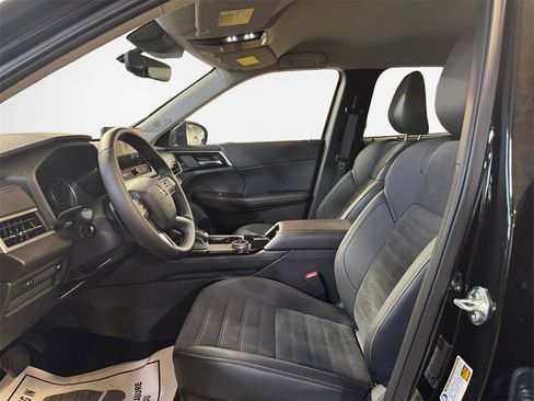 Used 2025 Mitsubishi Outlander SE image 12